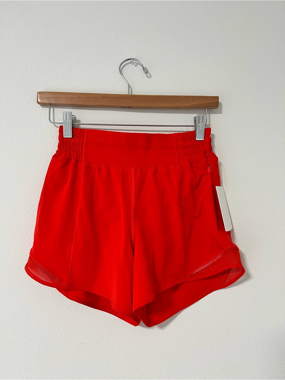 Lululemon shorty Hot HR Short 4” Lined Sz 4 in Cherry Ember